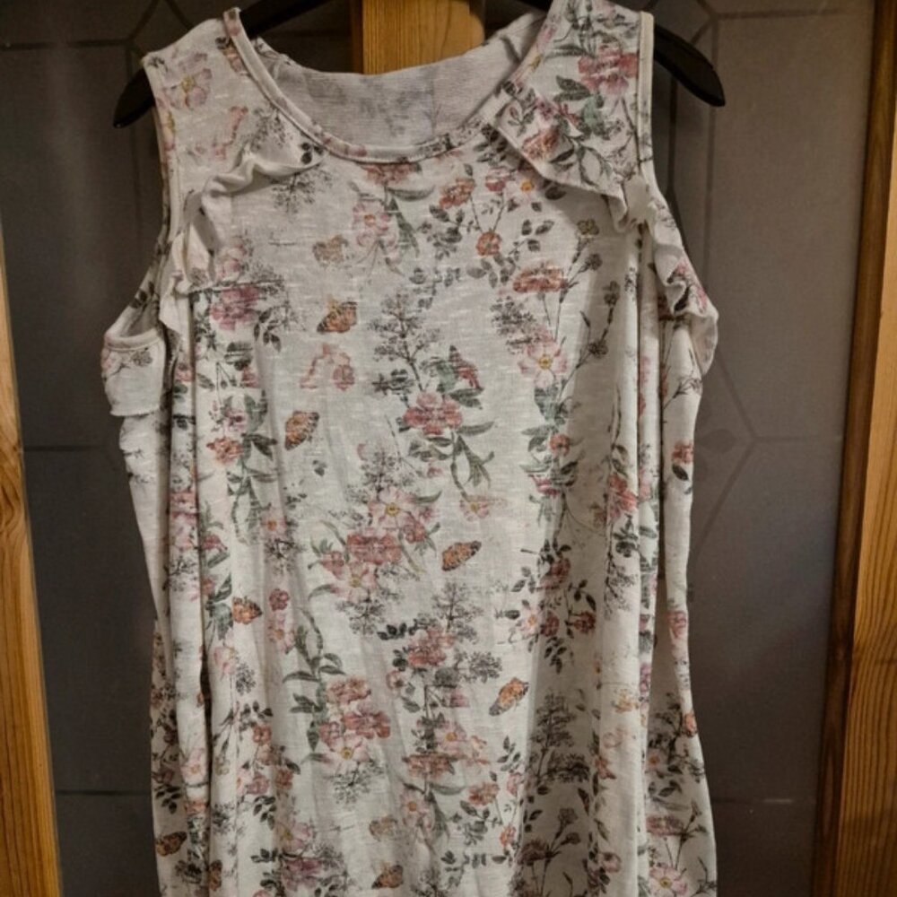 Cut out shoulder detail top